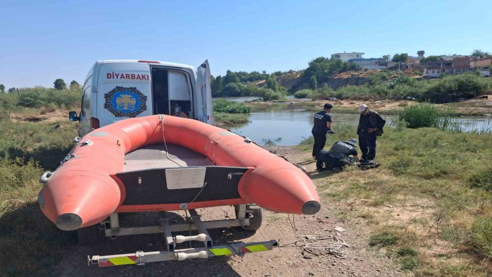 Dicle Nehrinde mahsur kalan 52 k&uuml;&ccedil;&uuml;kbaş hayvan 3 g&uuml;n sonra kurtarıldı
