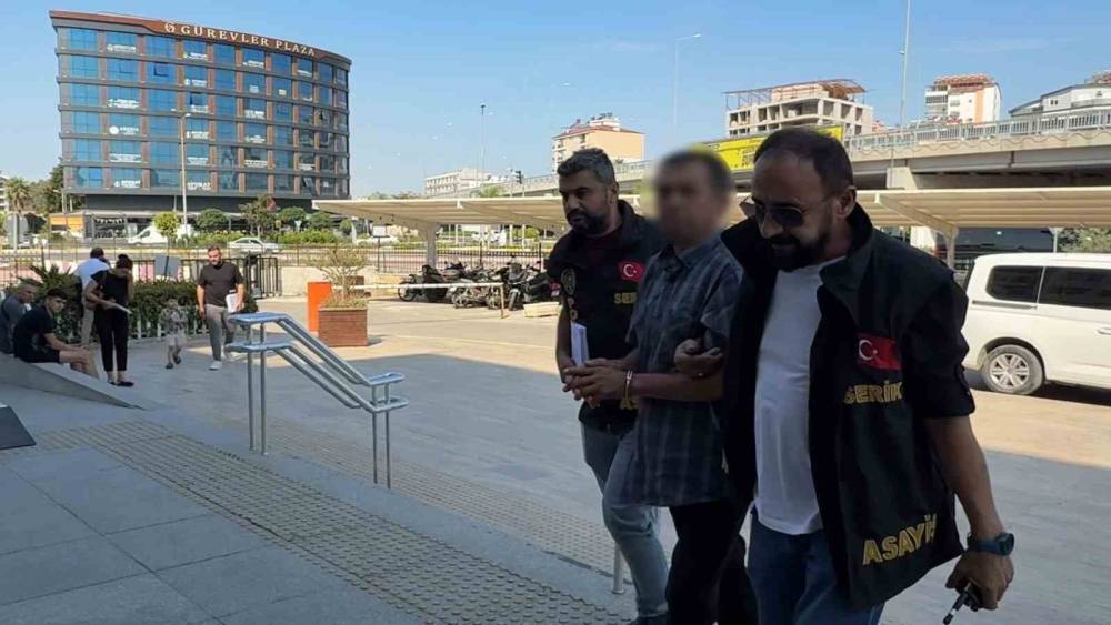 &Uuml;zerine &ccedil;&ouml;p poşeti ge&ccedil;irip k&uuml;&ccedil;&uuml;kbaş hayvanlarını şikayet eden ailenin otomobilini kundakladı
