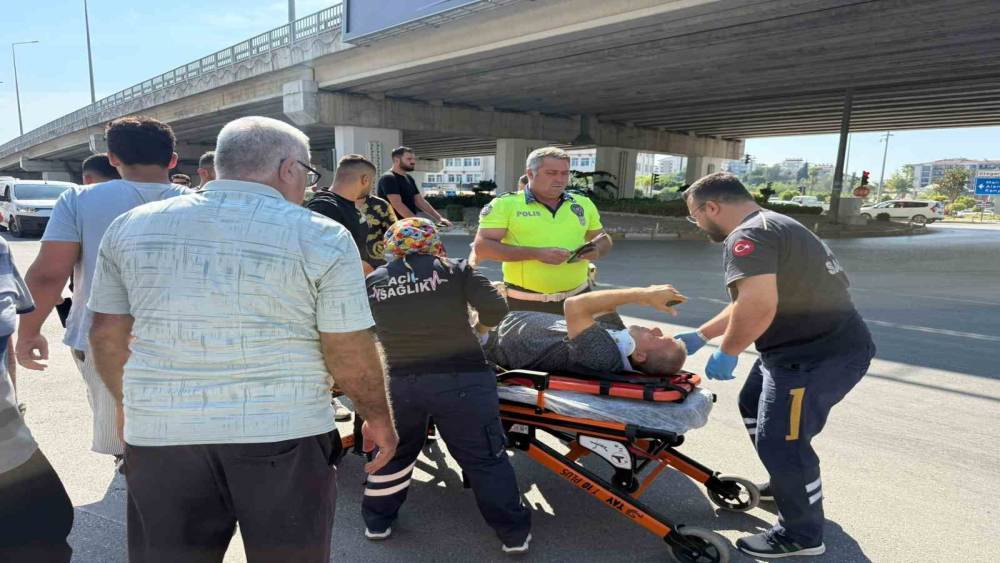 Sedye &uuml;zerindeyken telefonla yakınlarına mesaj atarak kaza yaptığını haber verdi
