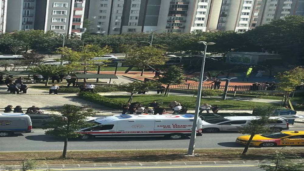 Başakşehir&rsquo;de iki kişi sokak ortasında silahlı saldırıya uğradı. Olay yerine &ccedil;ok sayıda polis ekibi ve sağlık ekipleri sevk edildi. Yaralılar sağlık ekiplerinin ilk m&uuml;dahalesinin ardından hastaneye kaldırıldı.
