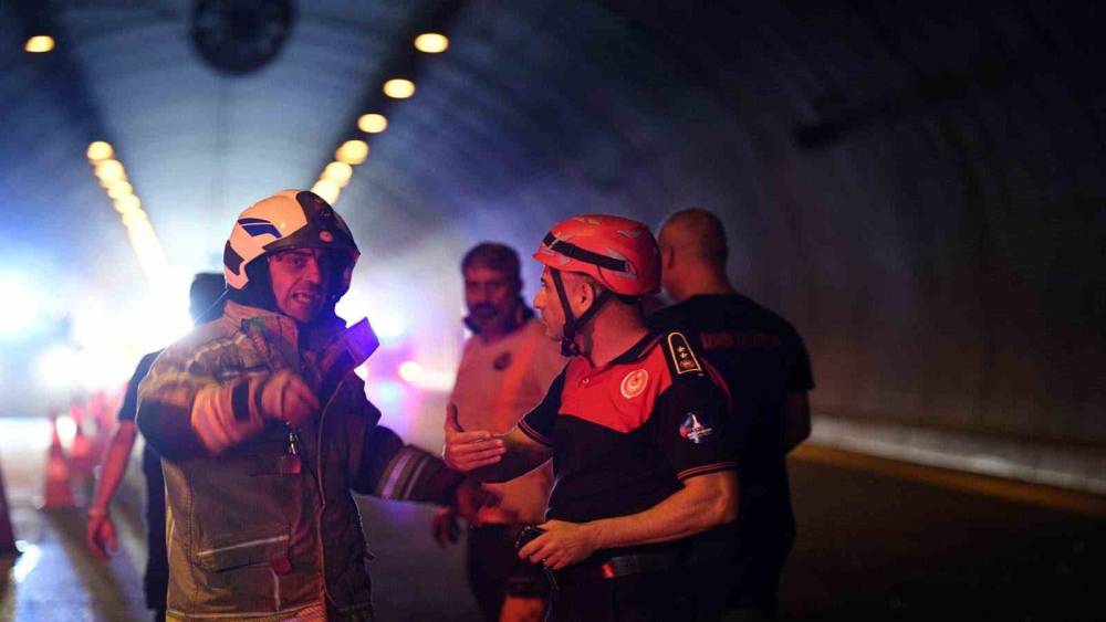 Bayraklı T&uuml;nelleri&rsquo;nde korkutan tır yangını
