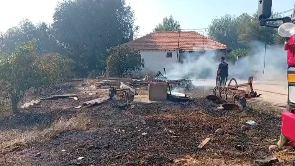 Serik&rsquo;te &ccedil;ıkan yangında biber serası zarar g&ouml;rd&uuml;, alevler eve metreler kala durduruldu
