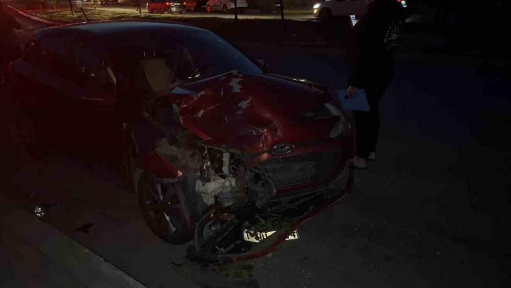 Virajı alamayan otob&uuml;s iki otomobile &ccedil;arptı: &Ouml;l&uuml;mle burun buruna geldiler
