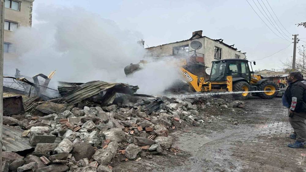 Çankırı’da çıkan yangında 4 yapı ve 1 araç zarar gördü
