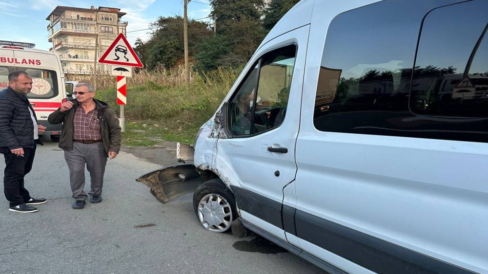 Rize’de okul servisi ile kamyonet çarpıştı
