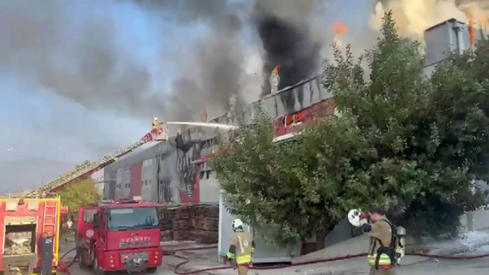 Hatay&rsquo;da mobilya fabrikası alevlere teslim oldu
