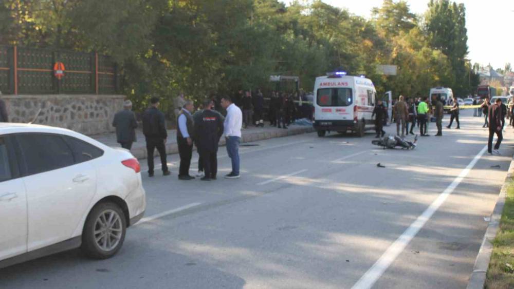 Malazgirt&rsquo;te otomobille motosiklet &ccedil;arpıştı: 2 &ouml;l&uuml;
