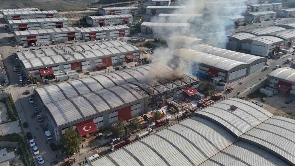 Alevlere teslim olan fabrika yangını havadan g&ouml;r&uuml;nt&uuml;lendi
