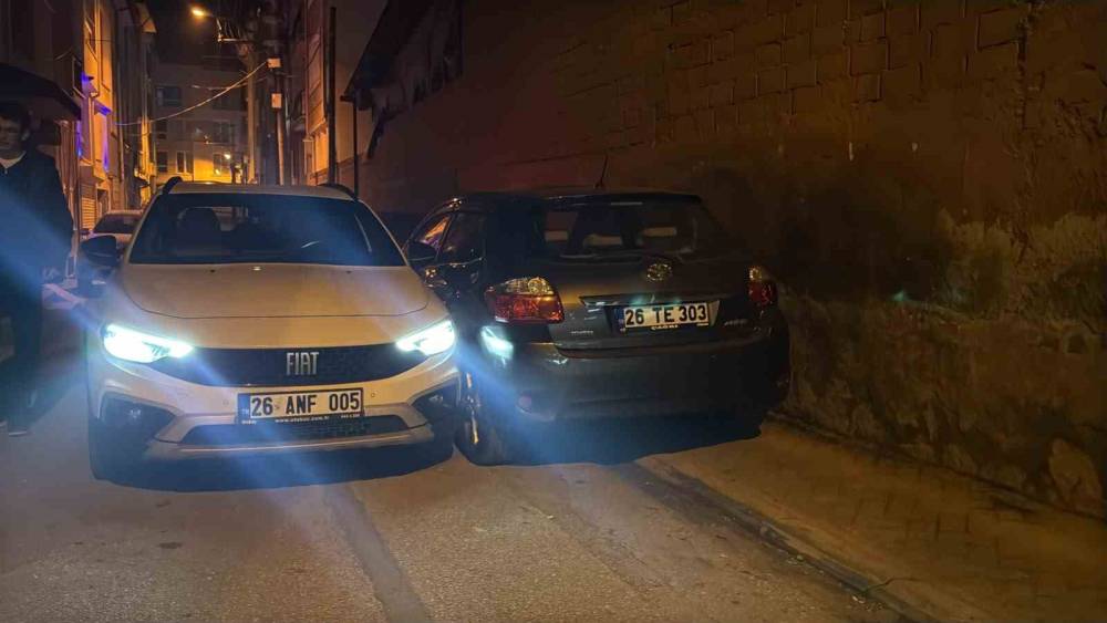 &rsquo;Dur&rsquo; ihtarına uymayıp polisin &uuml;zerine ara&ccedil; s&uuml;ren alkoll&uuml; s&uuml;r&uuml;c&uuml; park halindeki araca &ccedil;arptı
