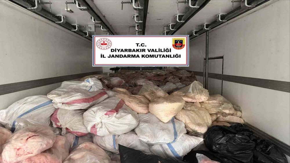 Diyarbakır&rsquo;da insan sağlığına elverişsiz 8 ton hayvansal i&ccedil; yağ ve sakatat ele ge&ccedil;irildi
