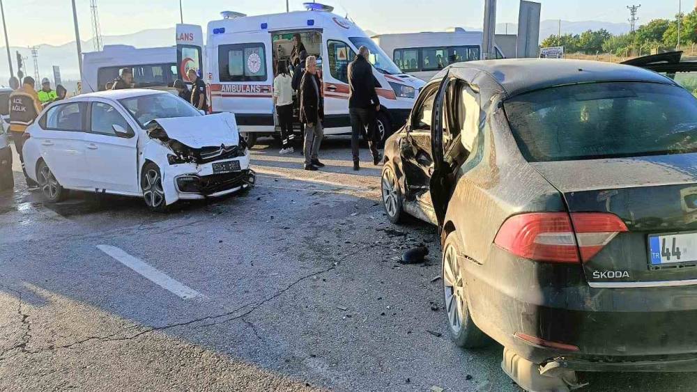 Malatya&rsquo;da iki otomobilin &ccedil;arpıştığı kaza kamerada: 1&rsquo;i ağır 6 yaralı
