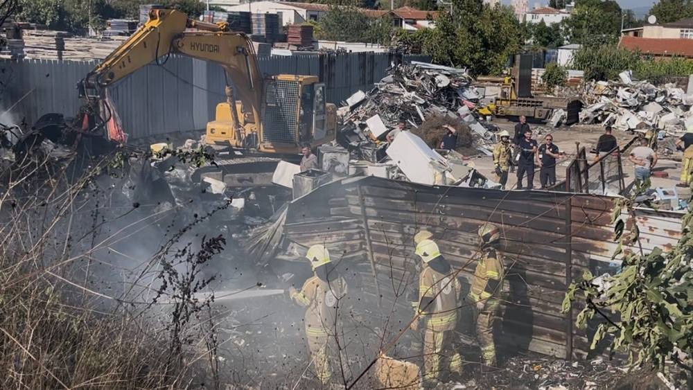 Bursa&rsquo;da geri d&ouml;n&uuml;ş&uuml;m deposunda yangın: Dumanlar kent merkezinden g&ouml;r&uuml;ld&uuml;
