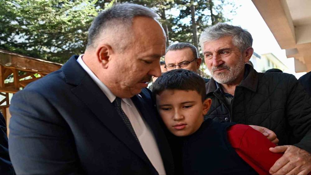 Emniyet Genel M&uuml;d&uuml;r&uuml; Fidan, şehit polis T&uuml;rkoğlu&rsquo;nun babaevine taziye ziyaretinde bulundu
