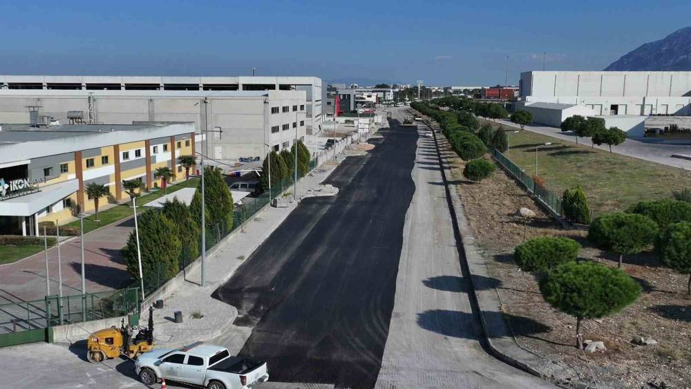 Manisa&rsquo;nın iki OSB&rsquo;si arasındaki yol yenileniyor
