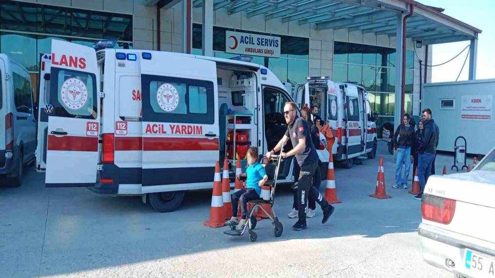 Gıda zehirlenmesi ş&uuml;phesi: 9 &ouml;ğrenci hastaneye kaldırıldı
