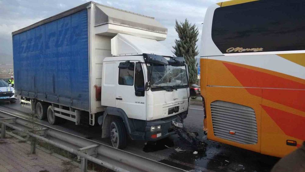 Malatya&rsquo;da yolcu otob&uuml;s&uuml; ile kamyon &ccedil;arpıştı, viyad&uuml;kte trafik kilitlendi
