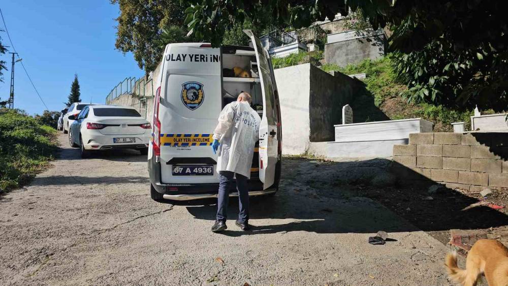 Emekli polis memuru mezarlıkta &ouml;l&uuml; bulundu
