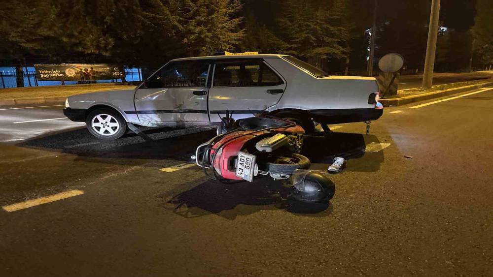 K&uuml;tahya&rsquo;da otomobil motosikletle &ccedil;arpıştı: 1 yaralı
