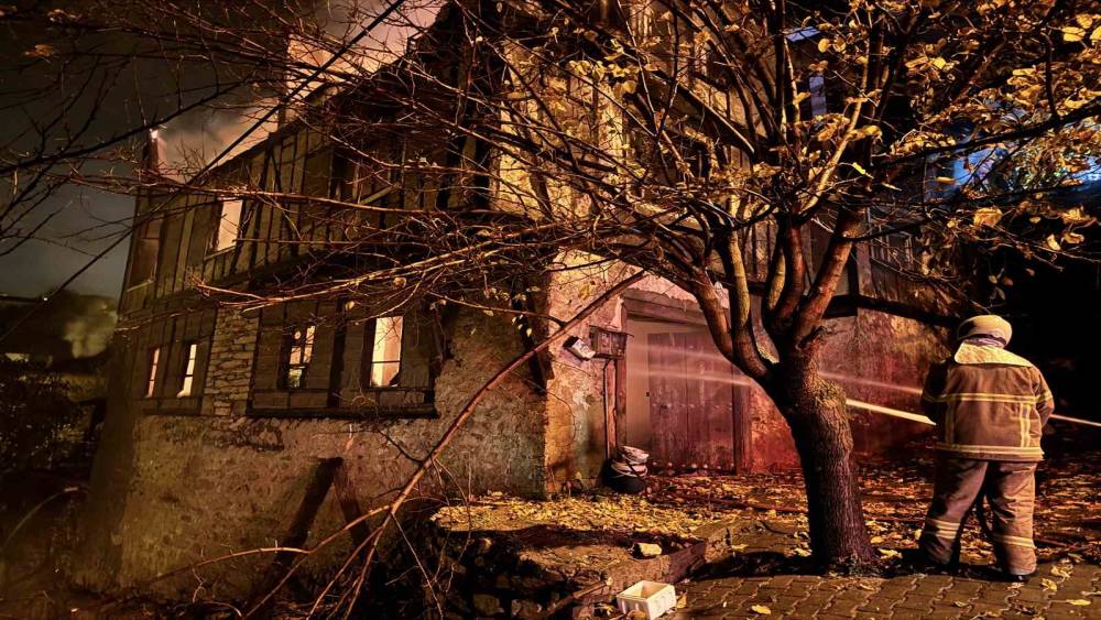 150 yıllık tarihi konakta çıkan yangın söndürüldü
