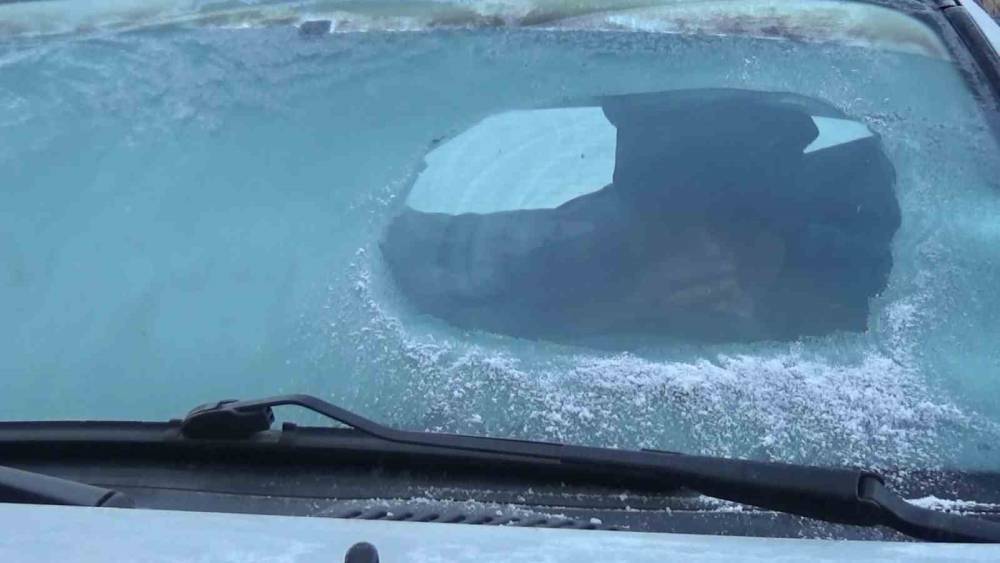 Kars eksi 13’ü gördü: Araç camları buz tuttu
