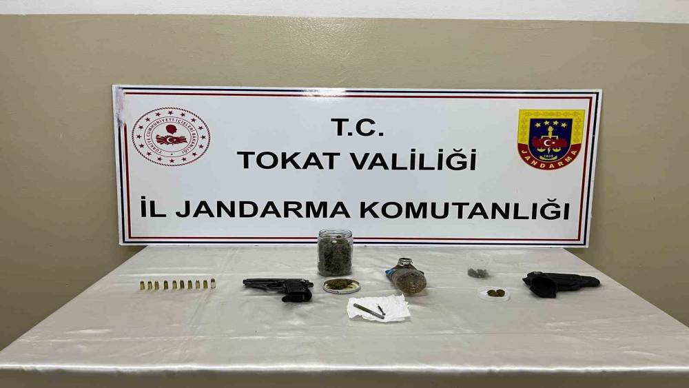 Erbaa’da jandarmadan uyuşturucu ve ruhsatsız silah operasyonu
