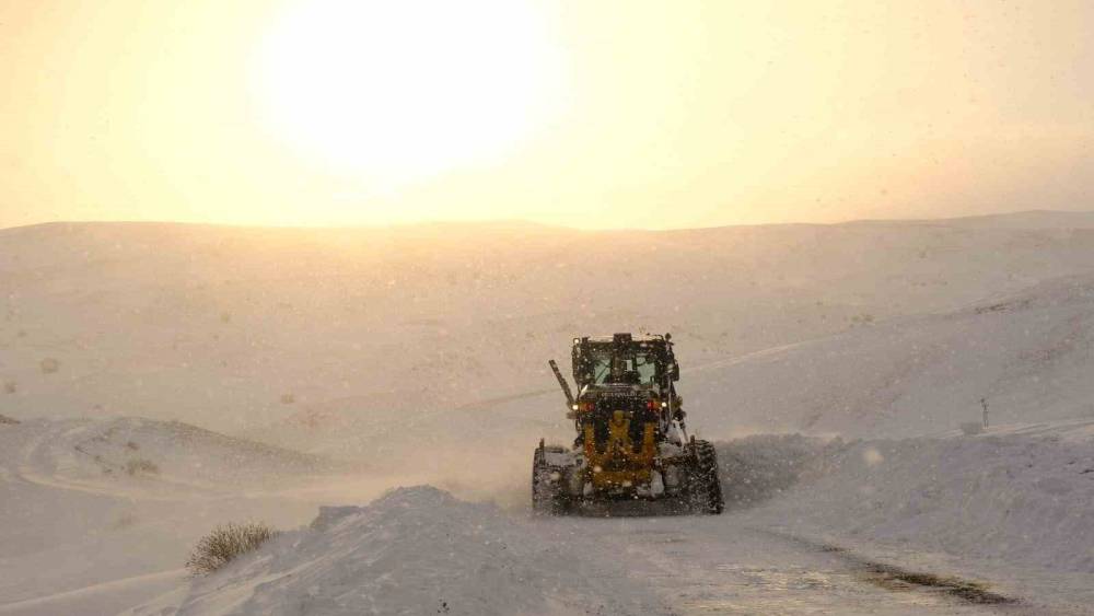 Ağrı&rsquo;da kapalı k&ouml;y yolları ulaşıma a&ccedil;ılıyor
