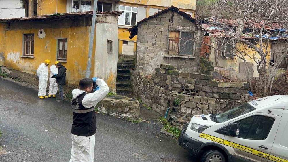 Ey&uuml;psultan&rsquo;da gecekonduda &ccedil;ıkan yangında 1 kişi hayatını kaybetti, 1 kişi yaralandı
