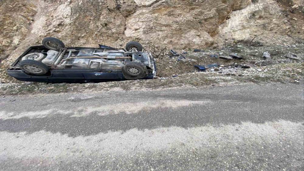 Kontrolden &ccedil;ıkan otomobil takla attı; 2 yaralı
