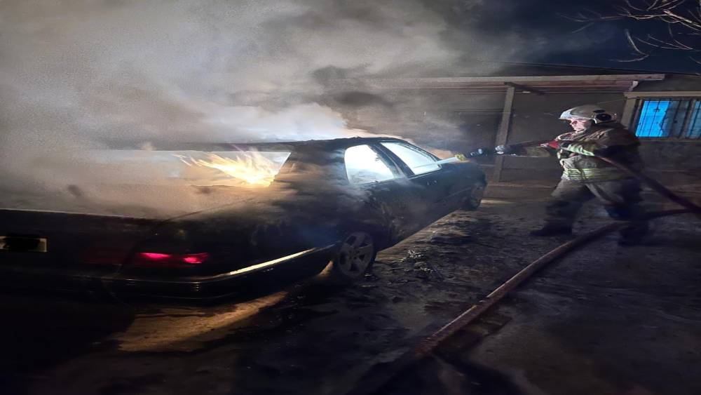 Defne&rsquo;de otomobil alevlere teslim oldu
