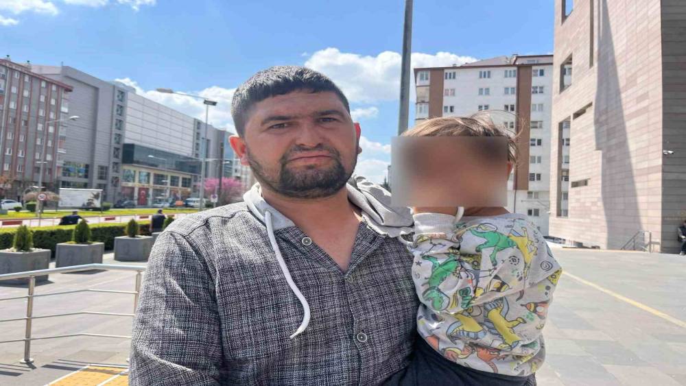 &Ccedil;ocuklarının birinin elinde sigara, diğerinde alkol şişesi olan anne beraat etti
