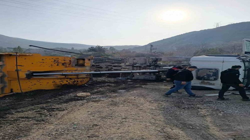 İskenderun&rsquo;da devrilen hafriyat kamyonunun s&uuml;r&uuml;c&uuml;s&uuml; yaralandı

