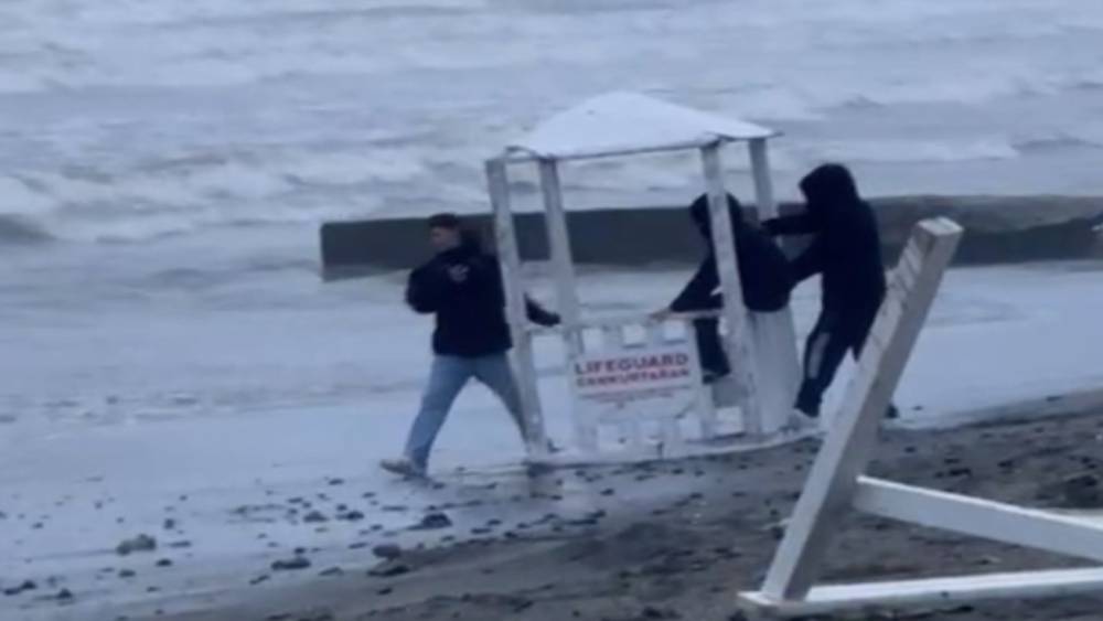 Cankurtaran kul&uuml;besini denize atmak isteyen 3 &ccedil;ocuğa polis m&uuml;dahalesi
