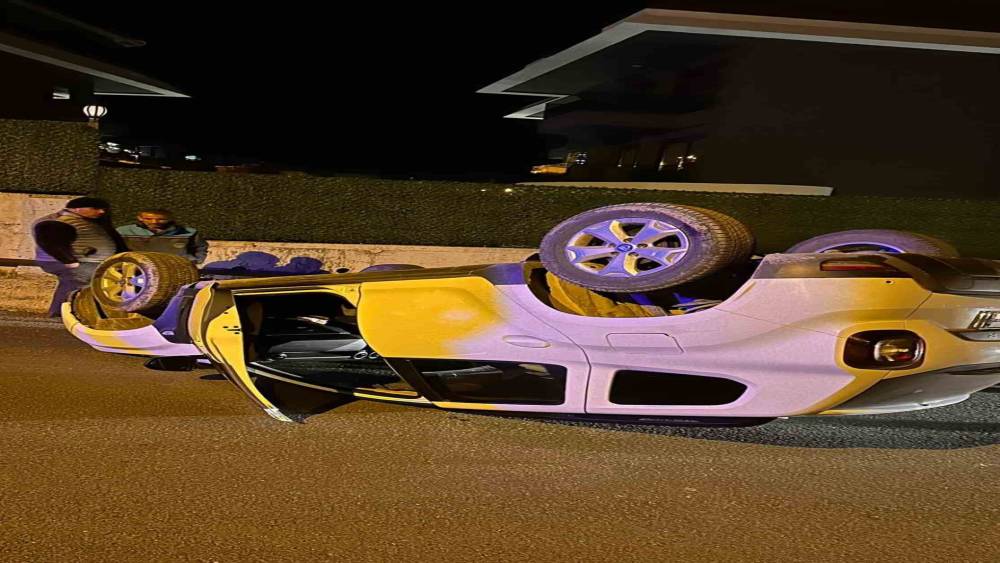 Alanya&rsquo;da beton bariyerlere &ccedil;arpan otomobil takla attı: 1 yaralı
