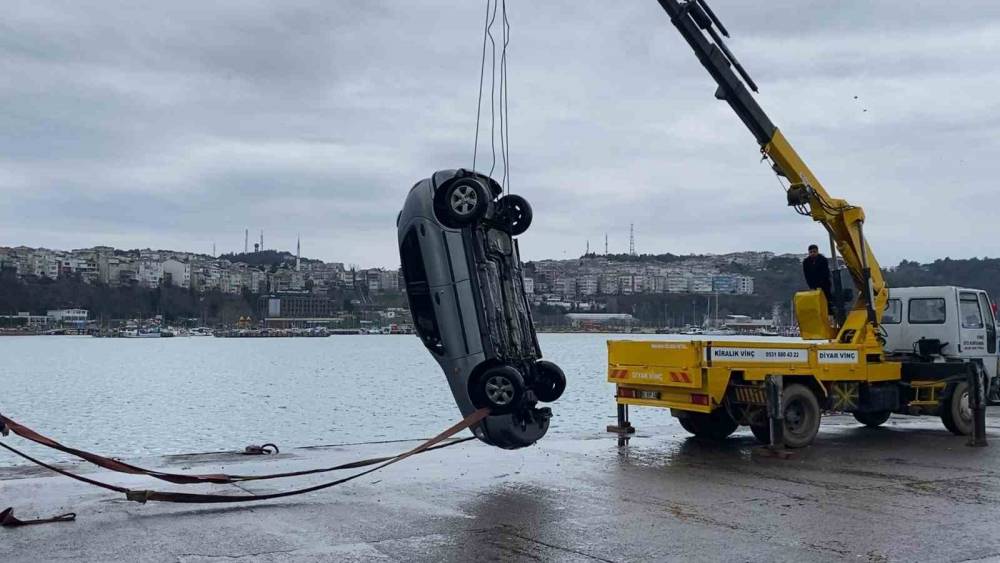 Şile Limanı&rsquo;nda otomobil denize u&ccedil;tu: S&uuml;r&uuml;c&uuml; yaralı kurtarıldı
