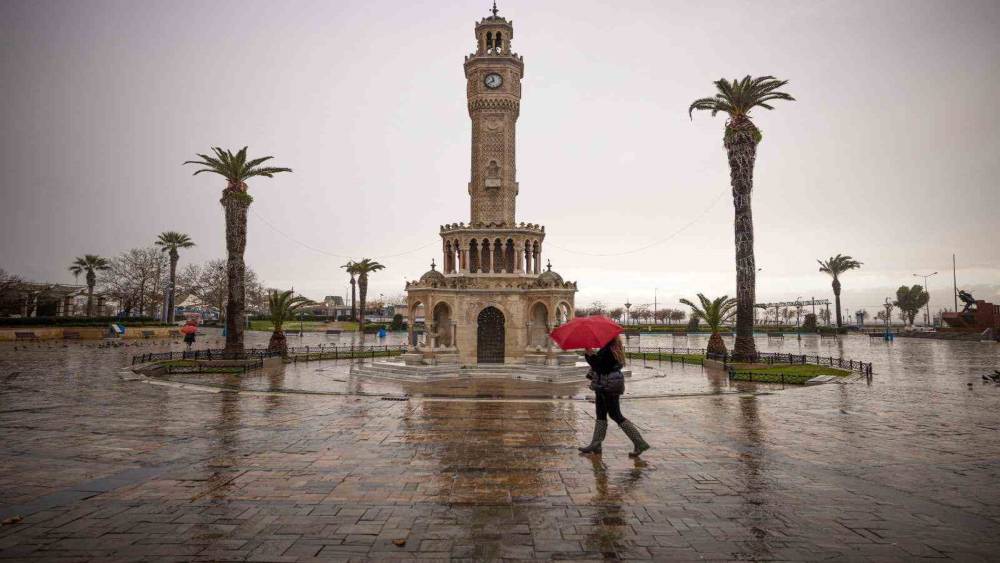 İzmir B&uuml;y&uuml;kşehir ekipleri sağanak nedeniyle seferber oldu
