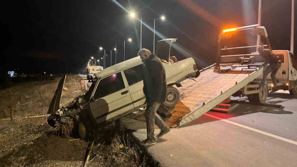 Yola fırlayan domuza &ccedil;arpan otomobil s&uuml;r&uuml;c&uuml;s&uuml; hayatını kaybetti
