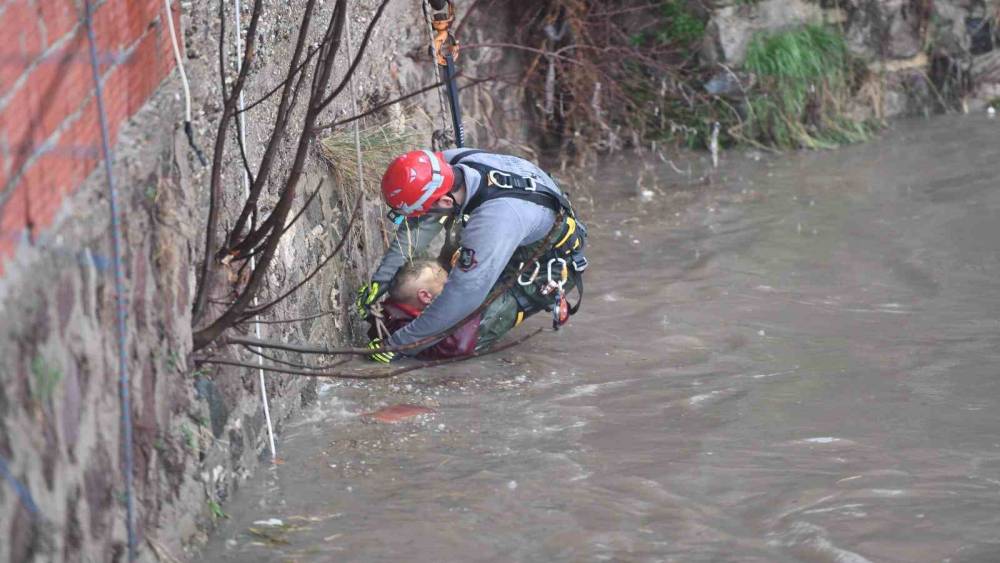 Yağmur suları y&uuml;kseldi, &ccedil;ayda mahsur kalan vatandaşı itfaiye kurtardı
