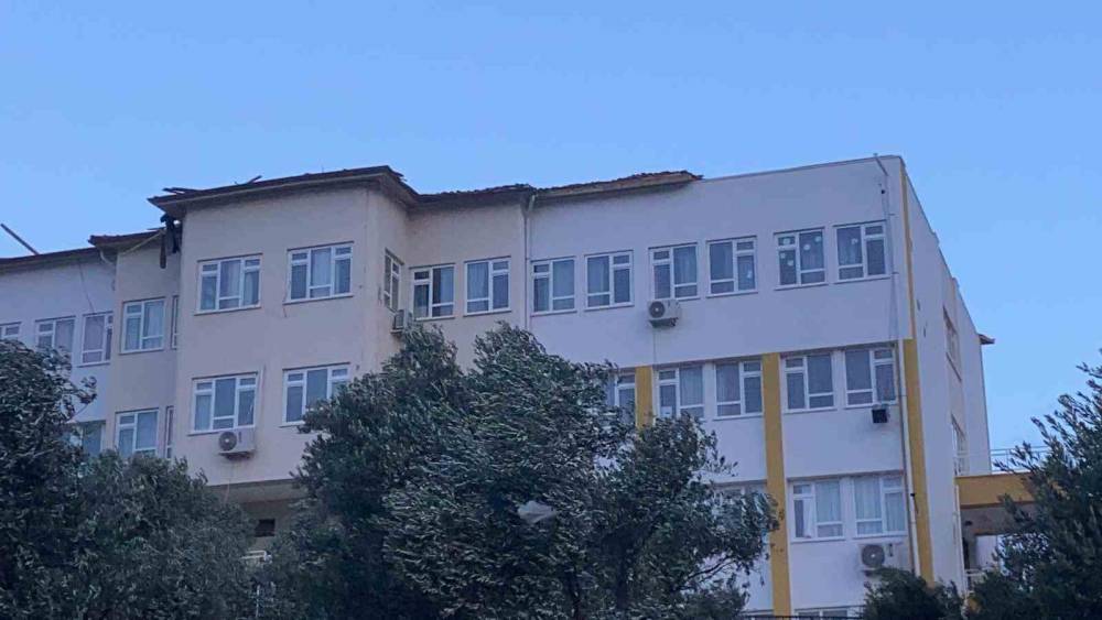 Kaş&rsquo;ta fırtına bir okulun &ccedil;atısına zarar verdi
