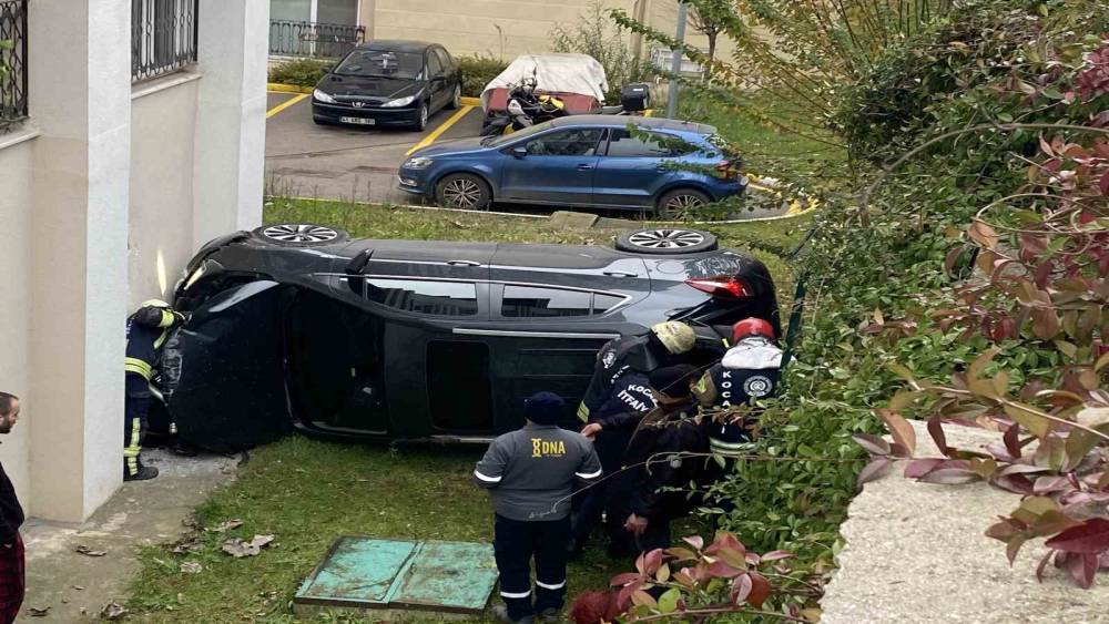 Kocaeli&rsquo;de istinat duvarından d&uuml;şen otomobildeki anne ve kızı yaralandı
