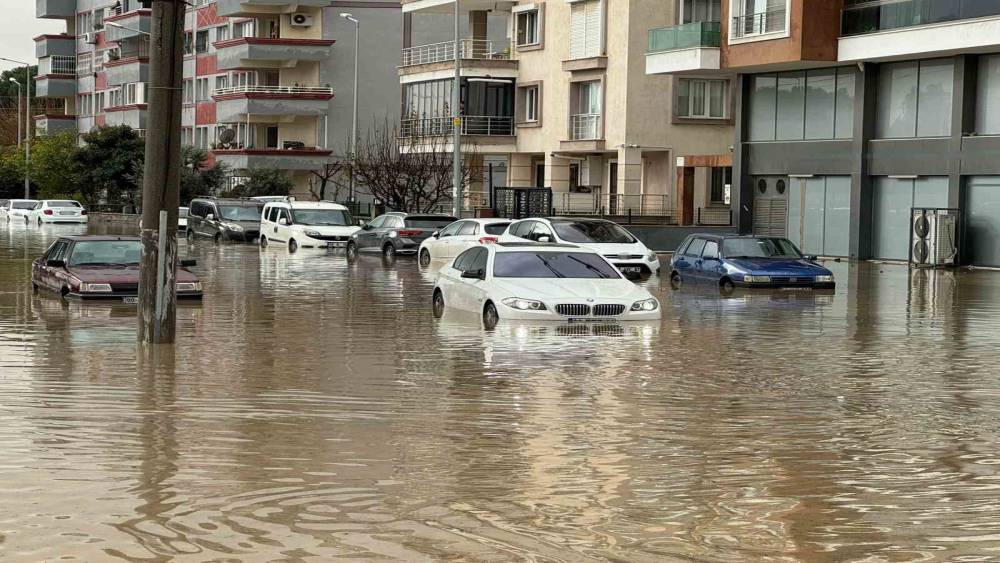 Aydın&rsquo;da dereler taştı, sokaklar g&ouml;le d&ouml;nd&uuml;
