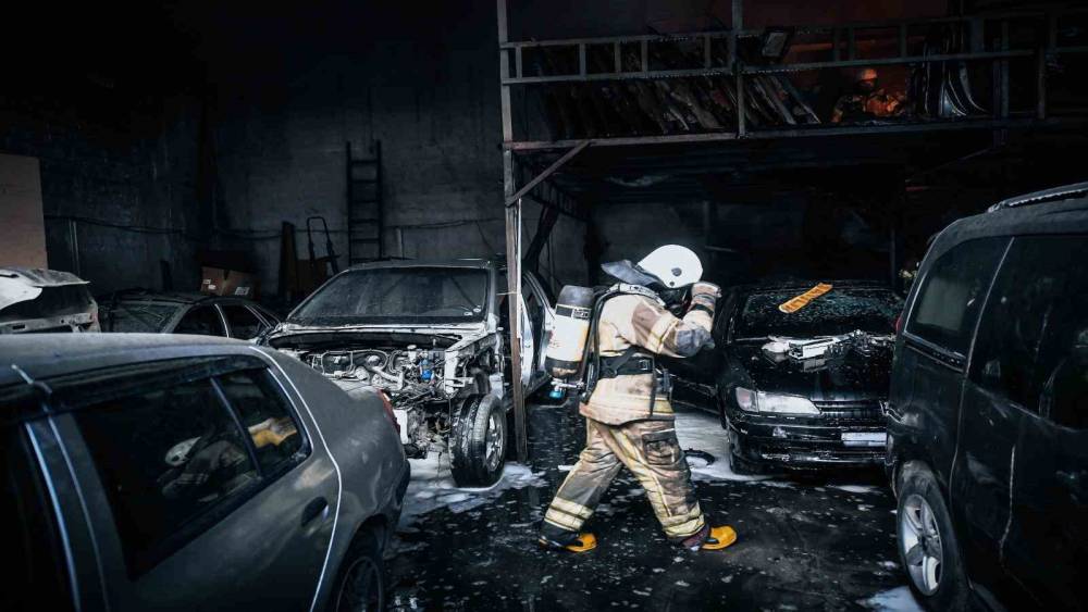 Buca&rsquo;da depo yangını kısa s&uuml;rede s&ouml;nd&uuml;r&uuml;ld&uuml;
