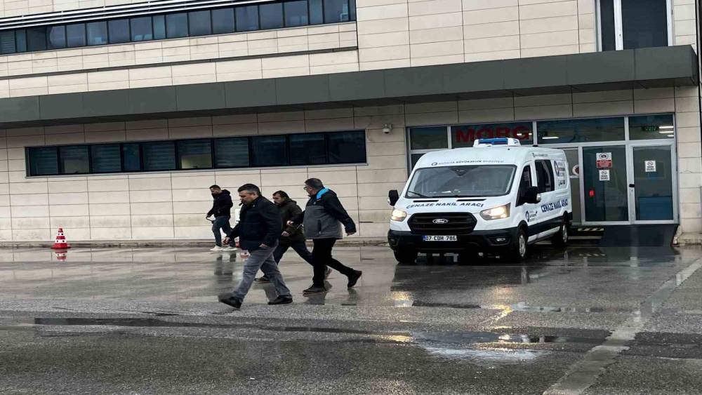 Antalya&rsquo;da evinde silahla vurulmuş halde &ouml;l&uuml; bulunan kişinin cenazesi teslim alındı
