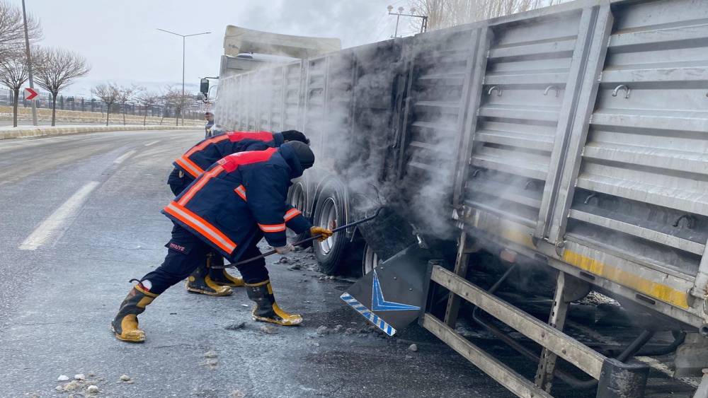 Van&rsquo;da seyir halindeki tırın lastikleri yandı
