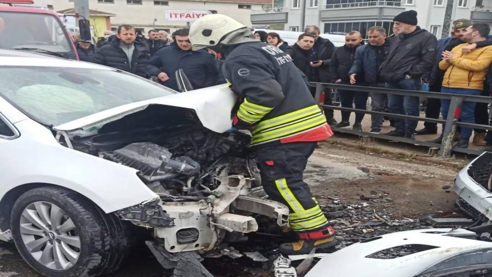 Ordu&rsquo;da otomobiller &ccedil;arpıştı: 3&rsquo;&uuml; ağır 5 yaralı
