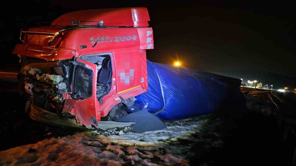 Lastik patlayınca yoldan &ccedil;ıktı
