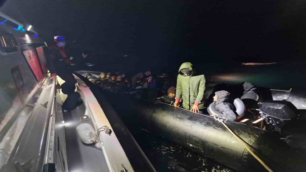 Balıkesir a&ccedil;ıklarında 3&rsquo;&uuml; &ccedil;ocuk 29 g&ouml;&ccedil;men yakalandı
