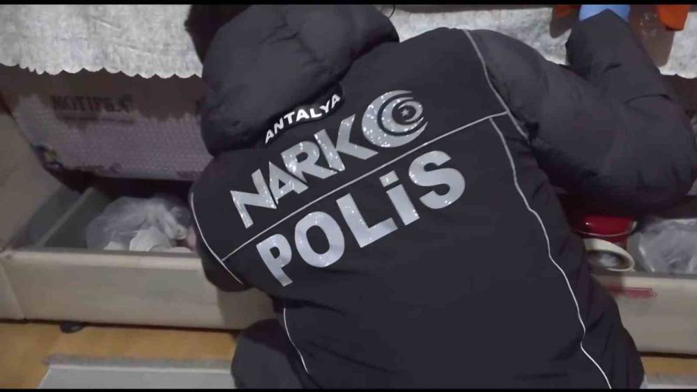 Serik&rsquo;te uyuşturucu operasyonu: 25 g&ouml;zaltı
