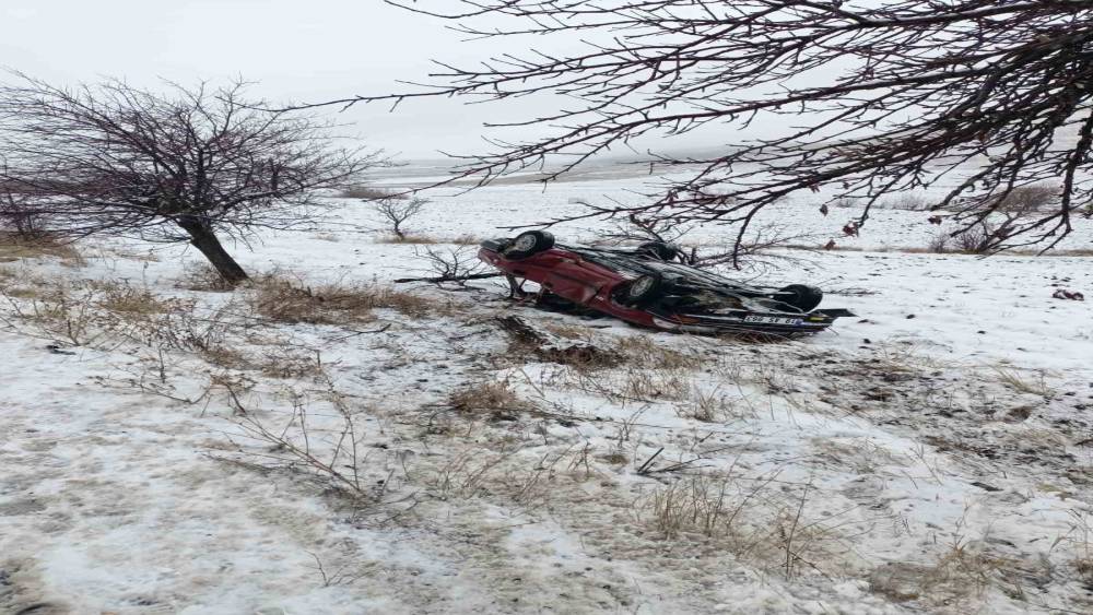 &Ccedil;orum&rsquo;da ağaca &ccedil;arpan otomobil takla attı: 4 yaralı
