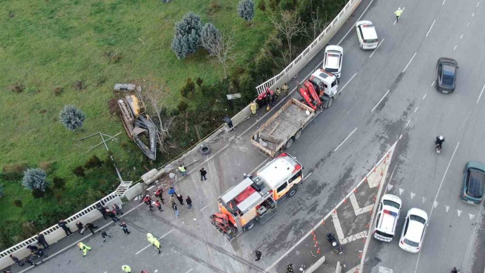 İzmir&rsquo;de &lsquo;U&ccedil;an Yol&rsquo;da feci kaza: 1&rsquo;i ağır 3 yaralı
