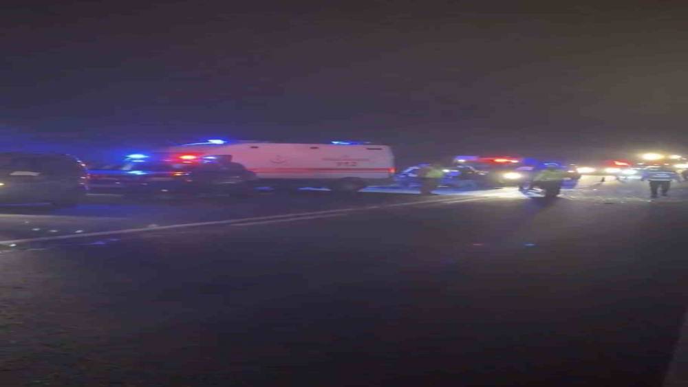 Mardin&rsquo;de otomobil ile hafif ticari ara&ccedil; &ccedil;arpıştı: 3 &ouml;l&uuml;, 2 yaralı
